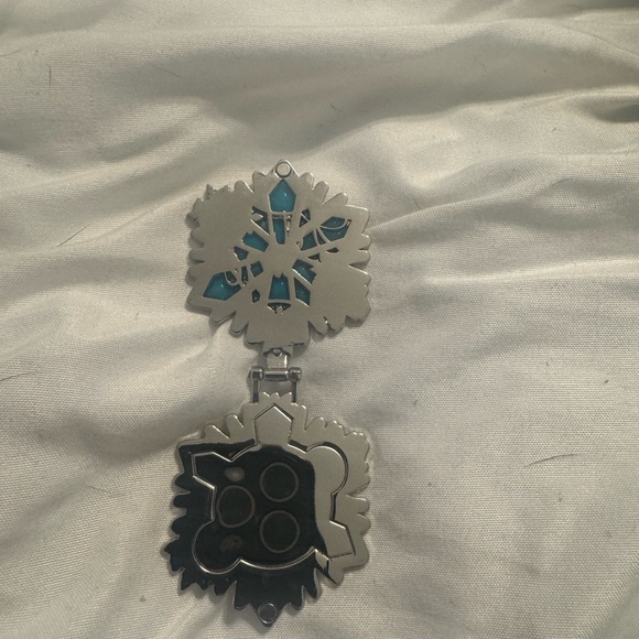 Disney Frozen Let It Go Silver and Blue Pin - Picture 3 of 3